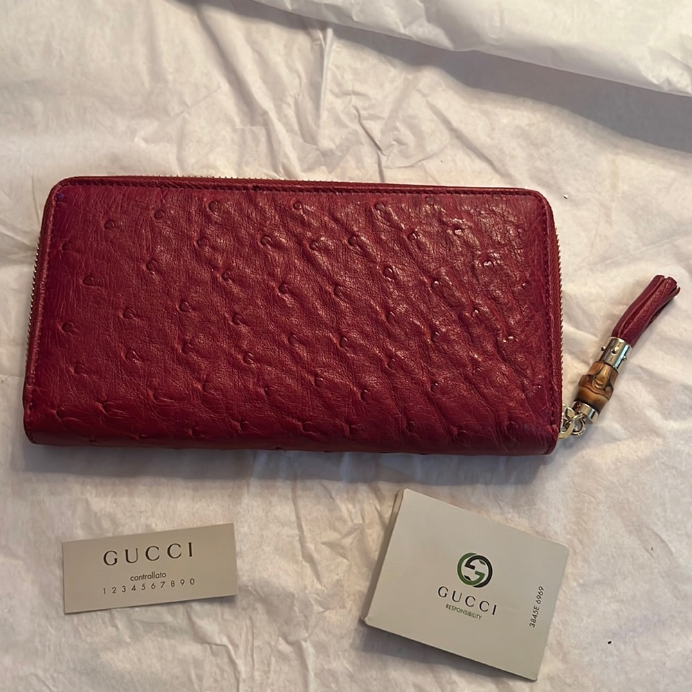 New authentic Gucci Wallet. Ostrich leather. Raspberry color.